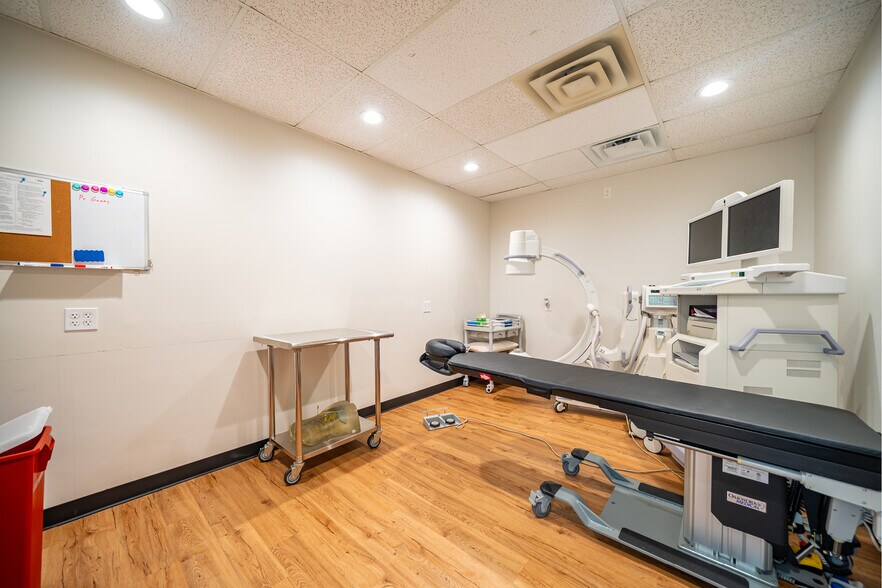MediCourt East portefeuille de 2 propriétés à vendre sur LoopNet.ca - Photo du bâtiment - Image 3 de 8