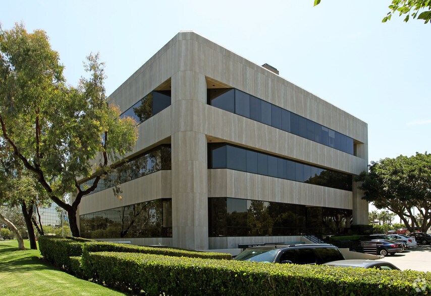 3991 MacArthur Blvd, Newport Beach, CA à louer - Photo du bâtiment - Image 2 de 2