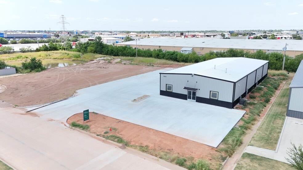 5001 Bishop Dr, Oklahoma City, OK for lease - Building Photo - Image 2 of 6