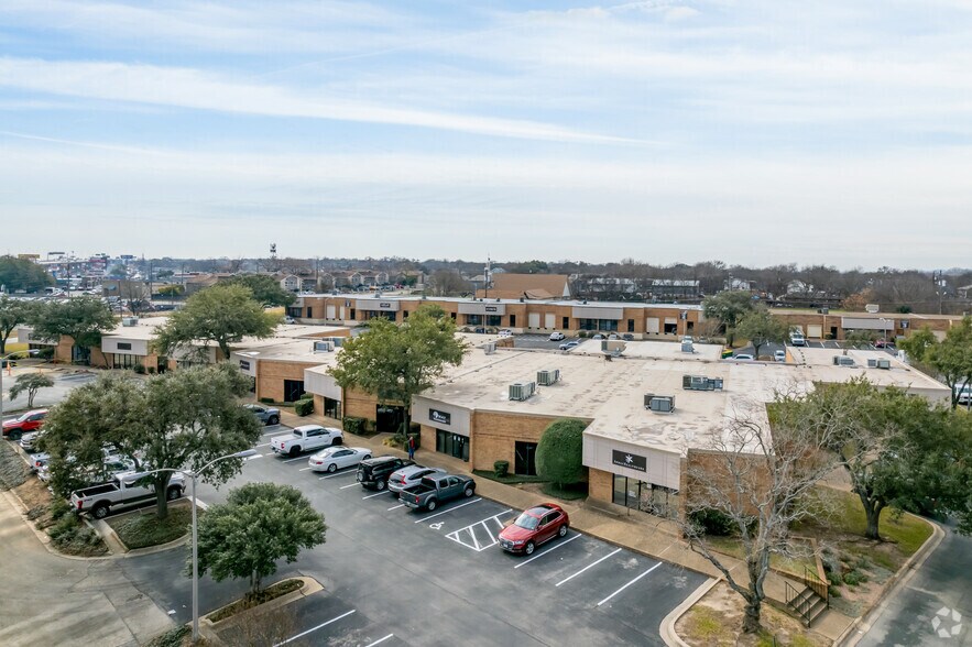 8868 Research Blvd, Austin, TX à louer - Photo du bâtiment - Image 3 de 4