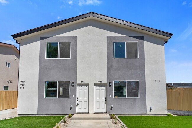Plus de détails pour 707 W 80th St, Los Angeles, CA - Multi-résidentiel à vendre