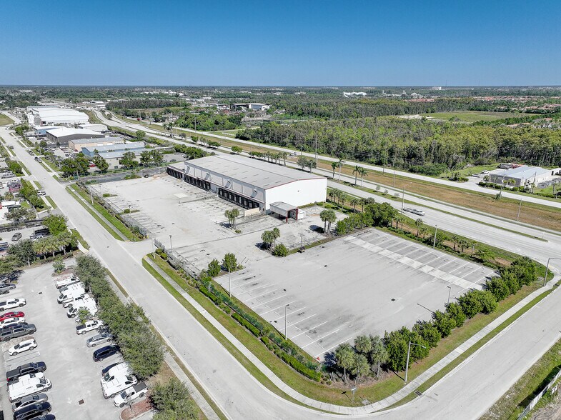 3843 Ironbridge Blvd, Fort Myers, FL à louer - Photo du bâtiment - Image 2 de 11