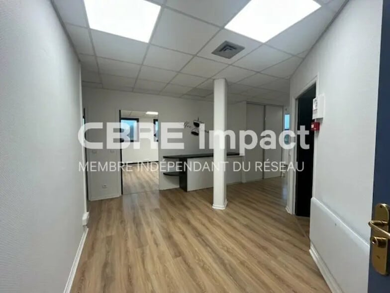 26 Rue Robert Fulton, Reims for lease - Interior Photo - Image 2 of 10