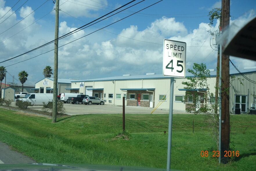 1821 Dickinson Ave, Dickinson, TX for lease - Building Photo - Image 3 of 8