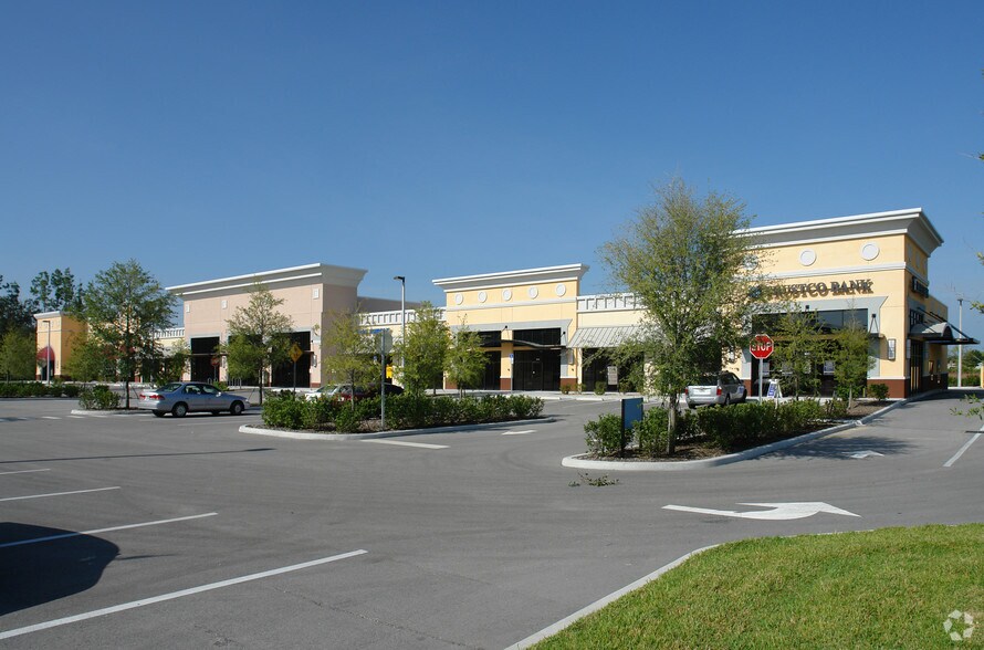 Alafaya Trail & Dalton Dr, Oviedo, FL à louer - Photo du bâtiment - Image 2 de 2