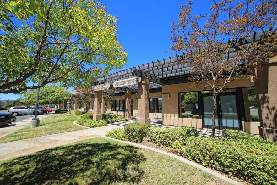 40414 California Oaks Rd, Murrieta, CA à louer - Photo du bâtiment - Image 3 de 4