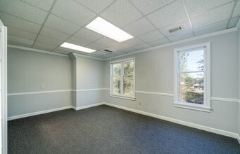 3937-3965 Holcomb Bridge Rd, Peachtree Corners, GA for lease Interior Photo- Image 2 of 4