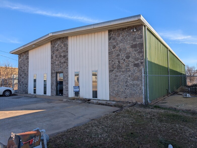 806 SE 2nd St, Lawton, OK à louer - Photo du bâtiment - Image 2 de 5