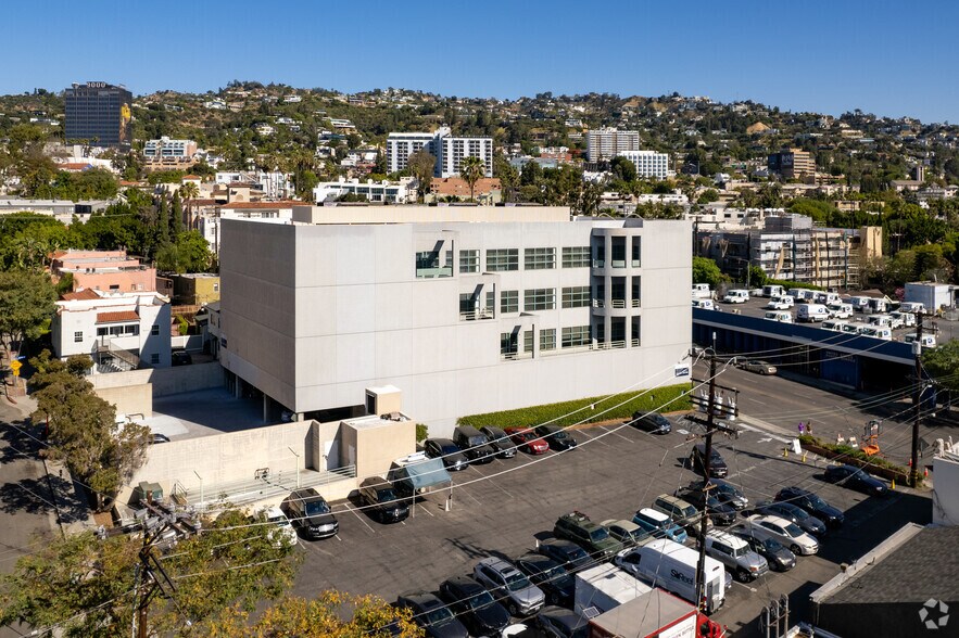 825 N San Vicente Blvd, West Hollywood, CA for lease - Building Photo - Image 2 of 20