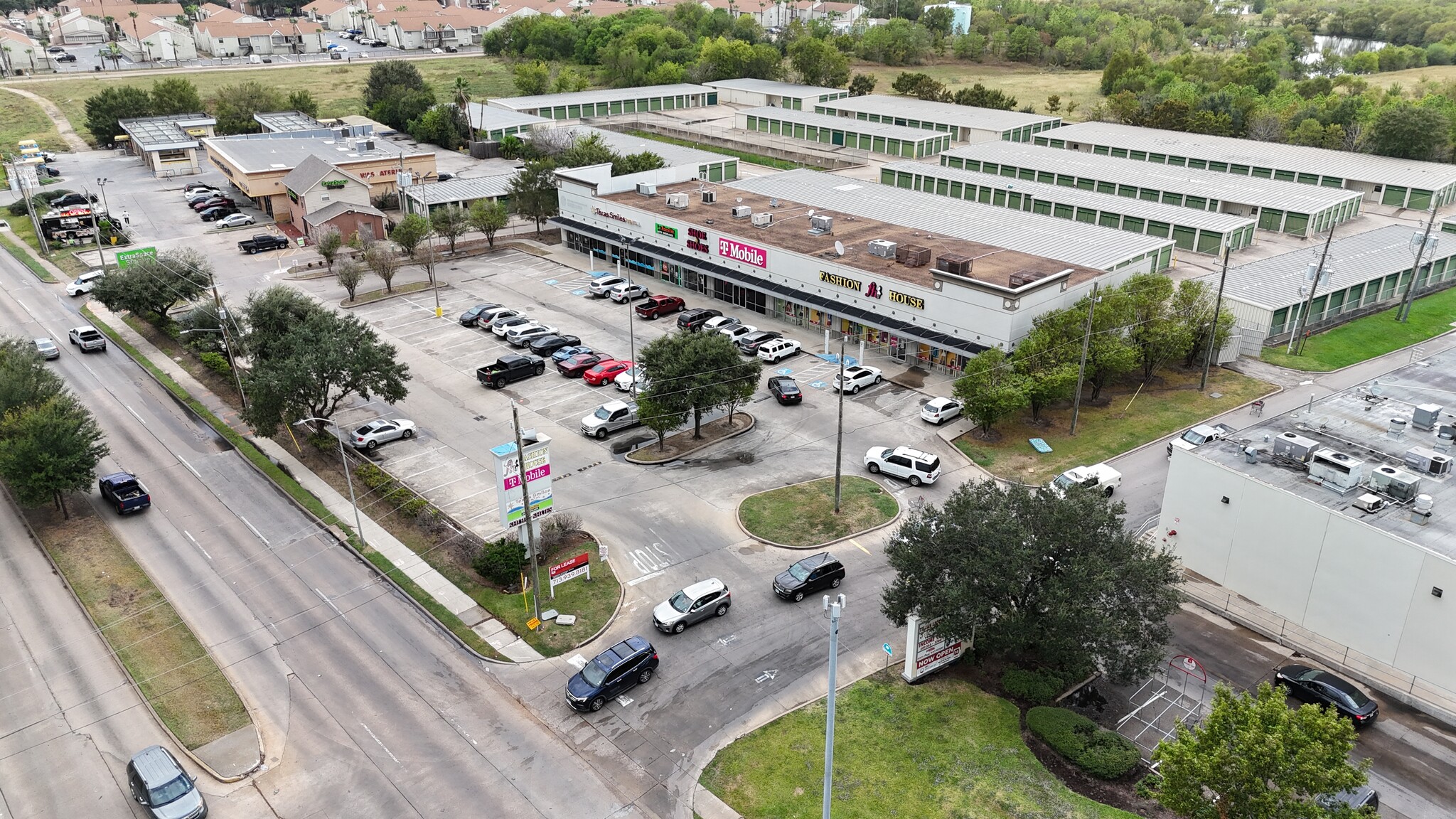 10208 Beechnut St, Houston, TX à louer Photo du b timent- Image 1 de 8