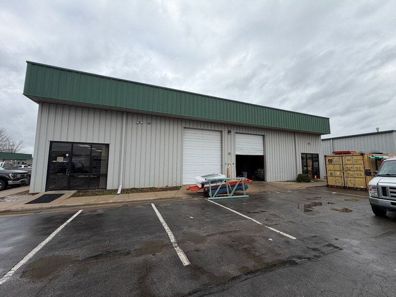 6603 Royal St, Liberty, MO for lease - Building Photo - Image 2 of 10