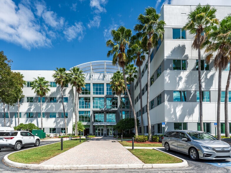 8400 NW 33rd St, Doral, FL à louer - Photo du bâtiment - Image 3 de 8