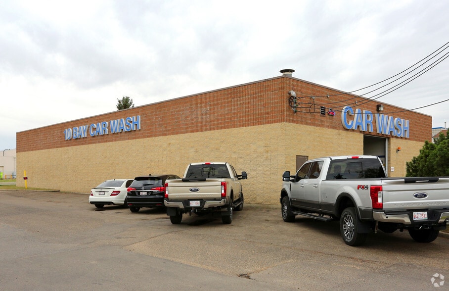 Em’s Lube Shop & Car Wash portfolio of 2 properties for sale on LoopNet.ca - Primary Photo - Image 1 of 2