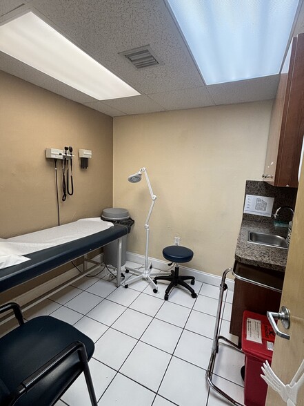 6950 NW 37th Ave, Miami, FL for lease - Building Photo - Image 3 of 5