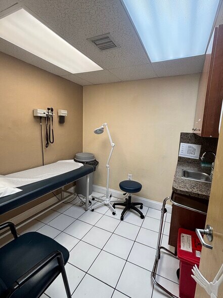 6950 NW 37th Ave, Miami, FL à louer - Photo du bâtiment - Image 3 de 5