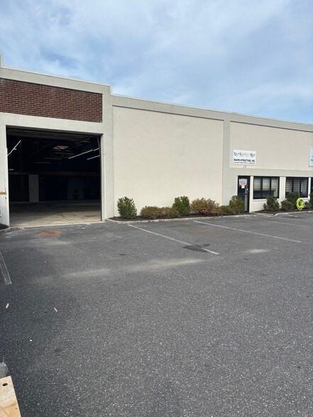 170-176 Mariner Dr, Southampton, NY for lease - Primary Photo - Image 1 of 5