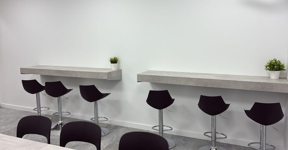Office in València for lease - Interior Photo - Image 2 of 11