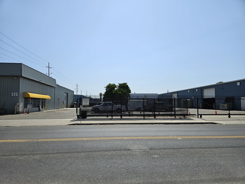 202 S Santa Cruz Ave, Modesto, CA for lease - Building Photo - Image 1 of 7