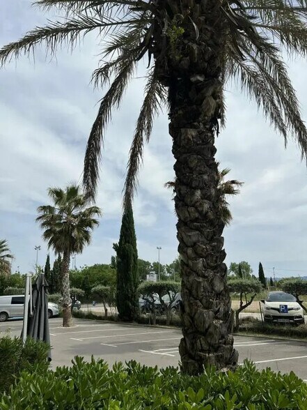 Commerce de détail dans Éguilles à louer - Photo du bâtiment - Image 2 de 3