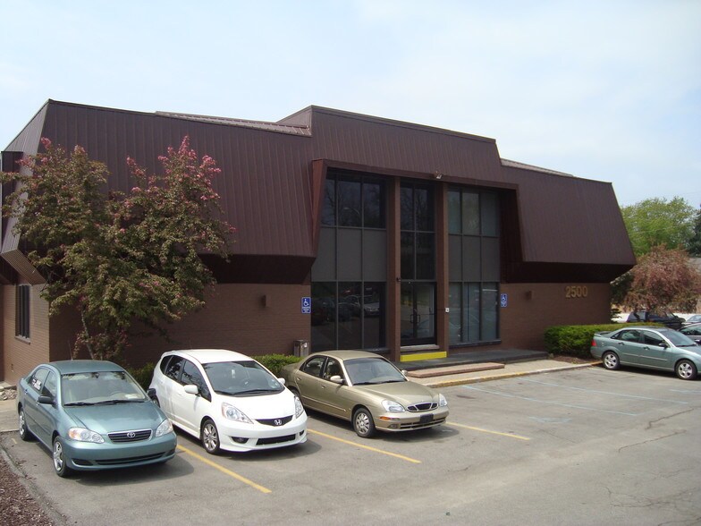 2500 Packard Rd, Ann Arbor, MI à louer - Photo du bâtiment - Image 3 de 11