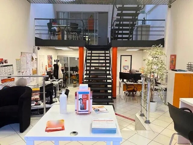 Retail in Bordeaux for lease Interior Photo- Image 1 of 5