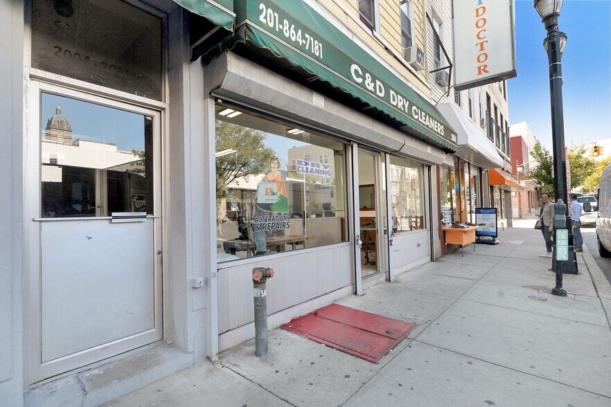 2004-2006 Bergenline Ave, Union City, NJ à vendre - Photo du bâtiment - Image 2 de 13