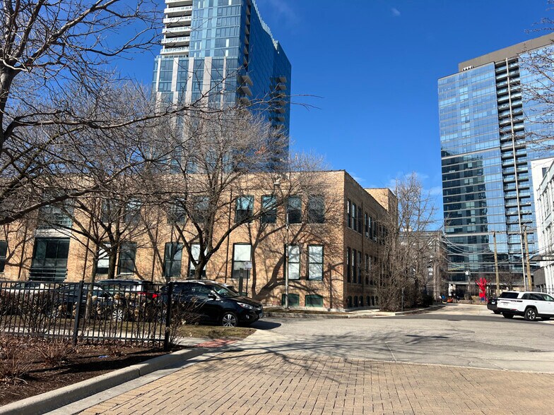848 W Eastman St, Chicago, IL à louer - Photo du bâtiment - Image 3 de 15