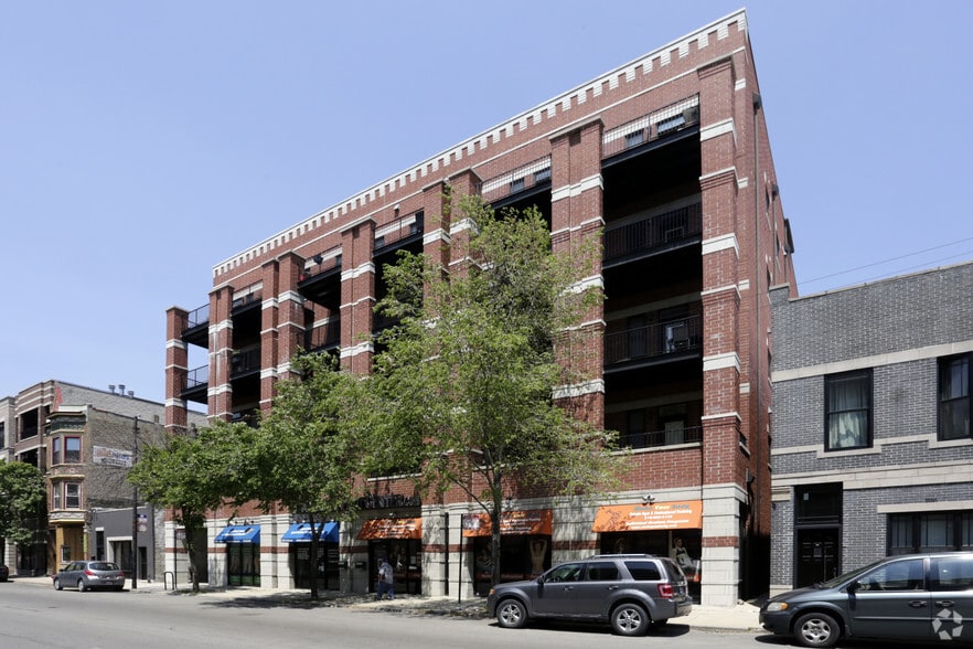 2220 W Belmont Ave, Chicago, IL à louer - Photo du bâtiment - Image 1 de 8