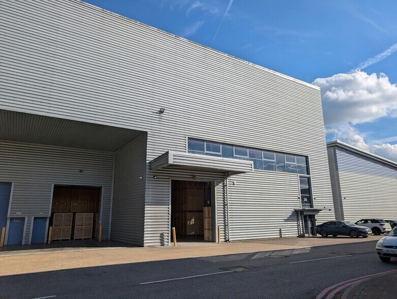 Avro Way, Weybridge à louer - Photo du bâtiment - Image 3 de 6