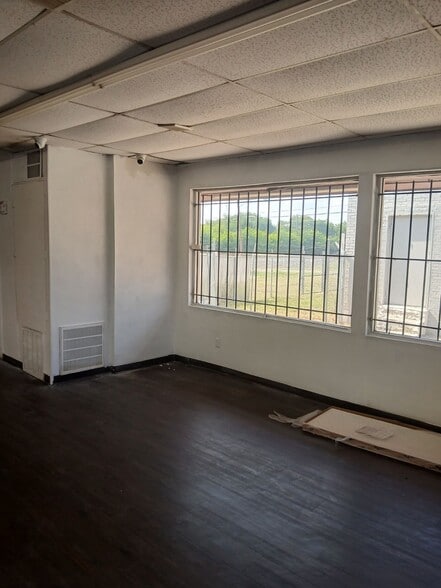 6111 SRL Thornton Freeway, Dallas, TX for lease - Building Photo - Image 3 of 20
