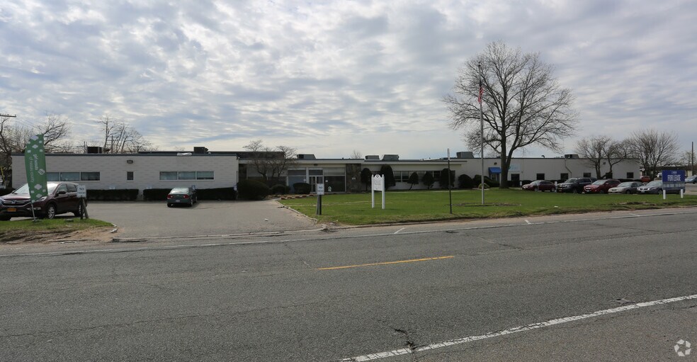 325 Duffy Ave, Hicksville, NY à louer - Photo principale - Image 1 de 3