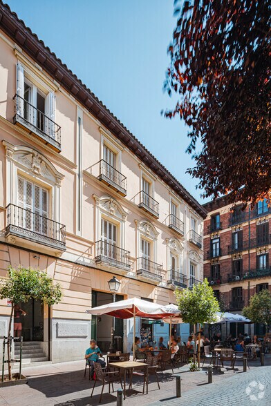 Calle Pez, 38, Madrid, Madrid à louer - Photo du bâtiment - Image 3 de 3