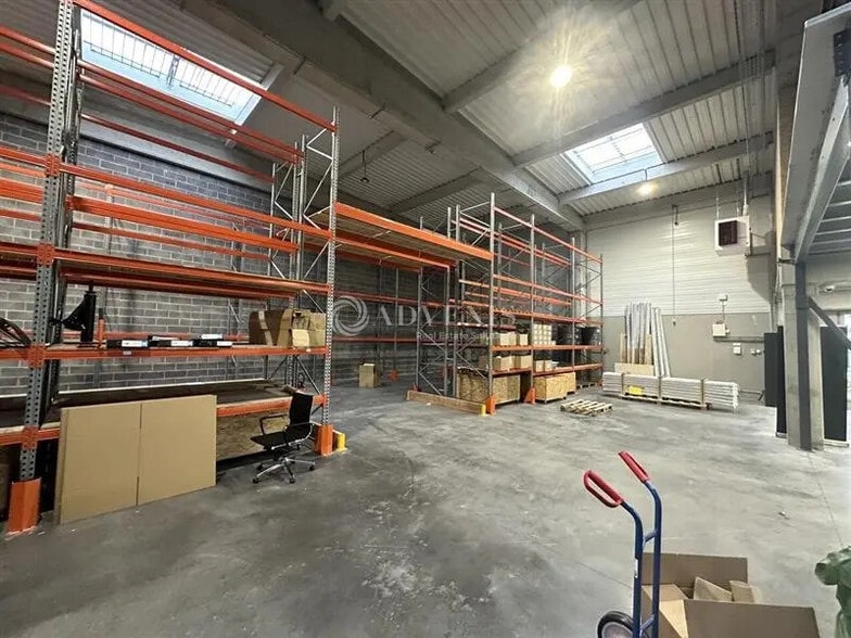 Industrial in Avelin for lease - Building Photo - Image 3 of 10