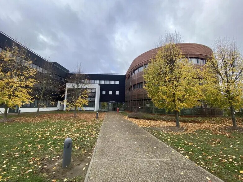 Office in Buchelay for lease - Building Photo - Image 1 of 10
