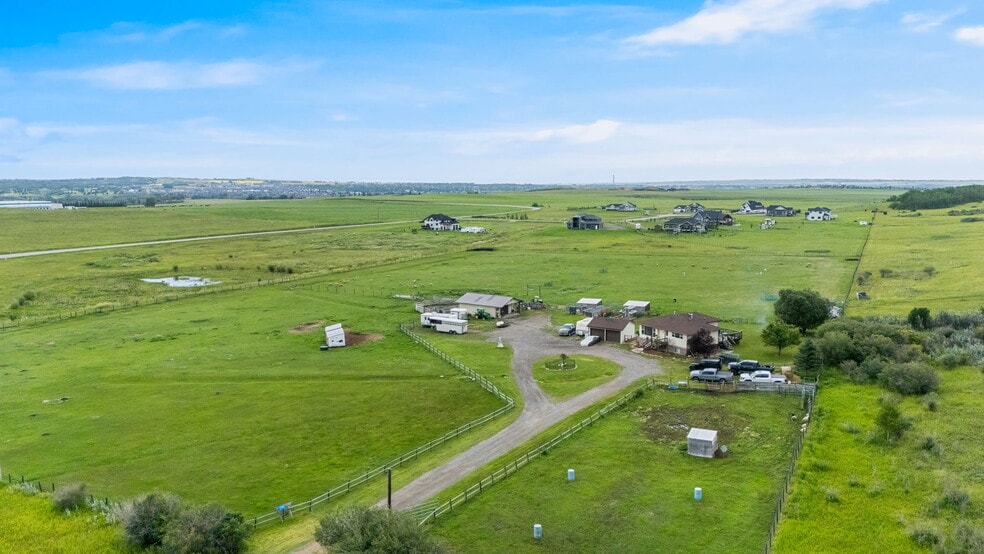 378052 16 W st, Aldersyde, AB à vendre - Photo du bâtiment - Image 2 de 34