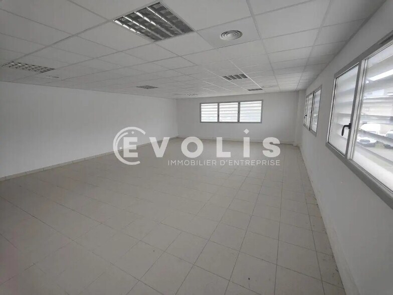 Office in Grigny for lease - Interior Photo - Image 2 of 12