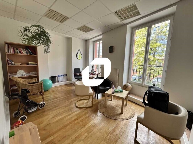 Office in Argenteuil for lease - Interior Photo - Image 3 of 10
