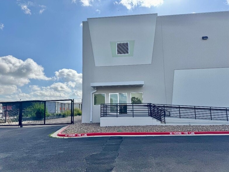 13101 Spivey Dr, Laredo, TX for lease - Building Photo - Image 1 of 11