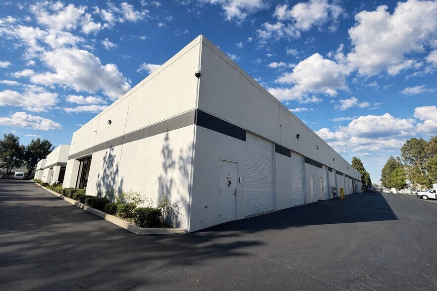 5148 Commerce Ave, Moorpark, CA à louer - Photo du bâtiment - Image 3 de 16