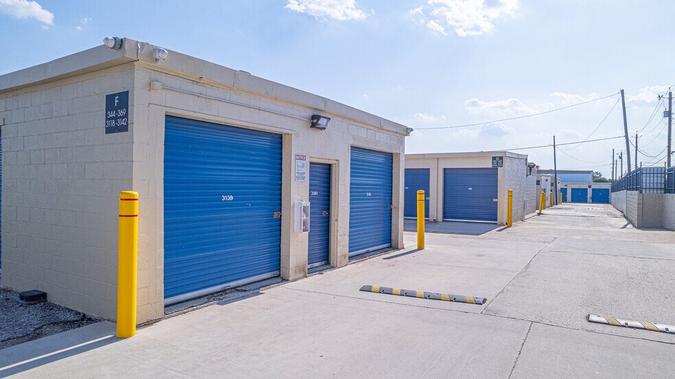 4417 Forest Ln, Garland, TX à louer - Photo du bâtiment - Image 2 de 2