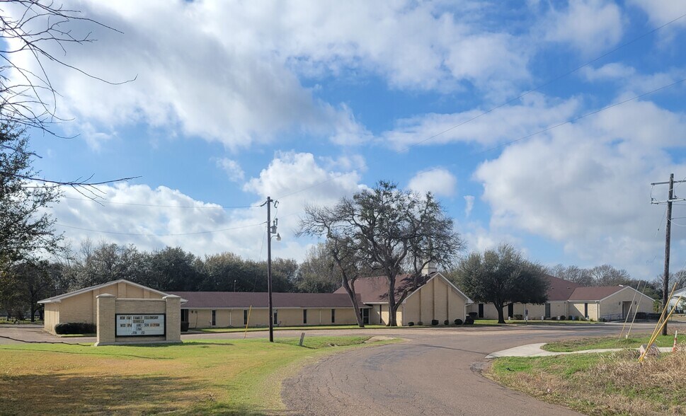 1861 Church Rd, McGregor, TX à vendre - Photo du bâtiment - Image 2 de 10