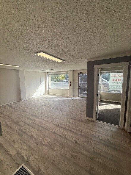 5912 54 Ave, Red Deer, AB à vendre - Photo du bâtiment - Image 2 de 11