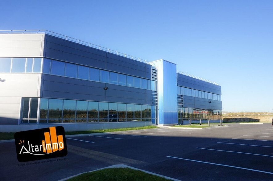 Office in Chartres for lease - Building Photo - Image 2 of 4