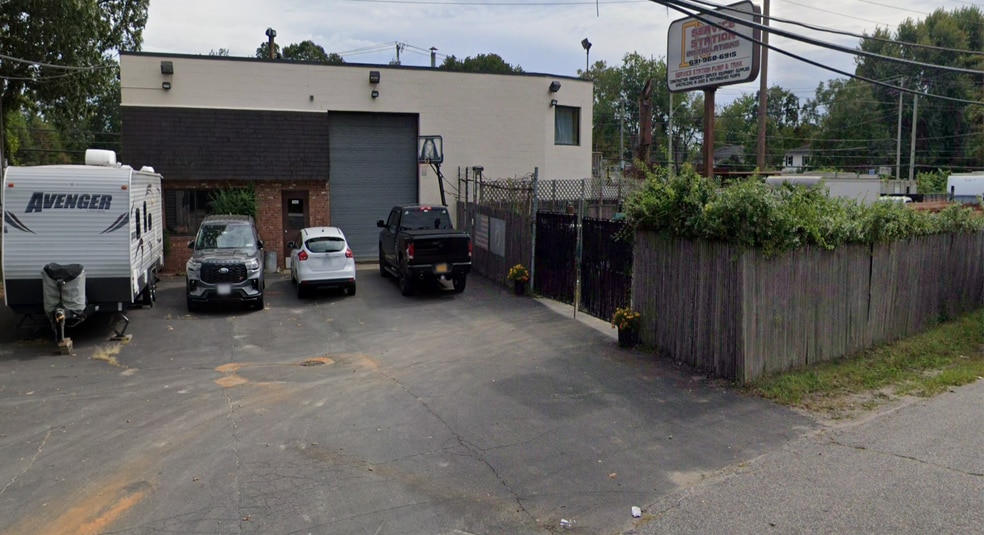 655 Orinoco Dr, Bay Shore, NY for sale - Building Photo - Image 1 of 3