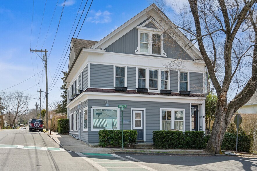 200 Division St, Sag Harbor, NY à louer - Photo du bâtiment - Image 2 de 14