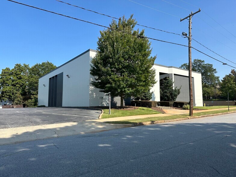 120 Broadus Ave, Greenville, SC à vendre - Photo du bâtiment - Image 2 de 37