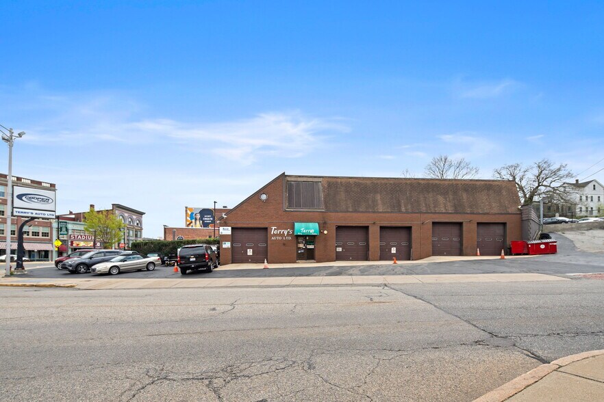 18 Blackstone St, Woonsocket, RI à vendre - Photo principale - Image 1 de 10