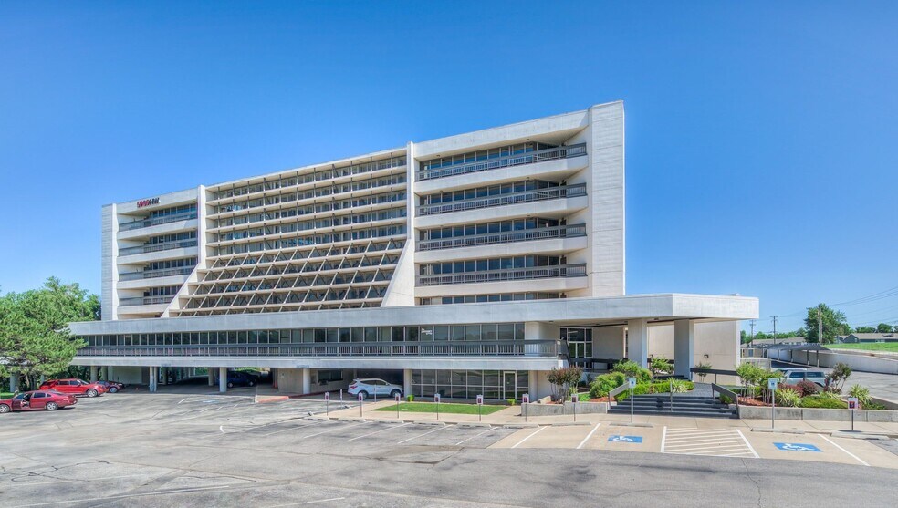 5909 NW Expressway St, Oklahoma City, OK à louer - Photo du bâtiment - Image 2 de 15