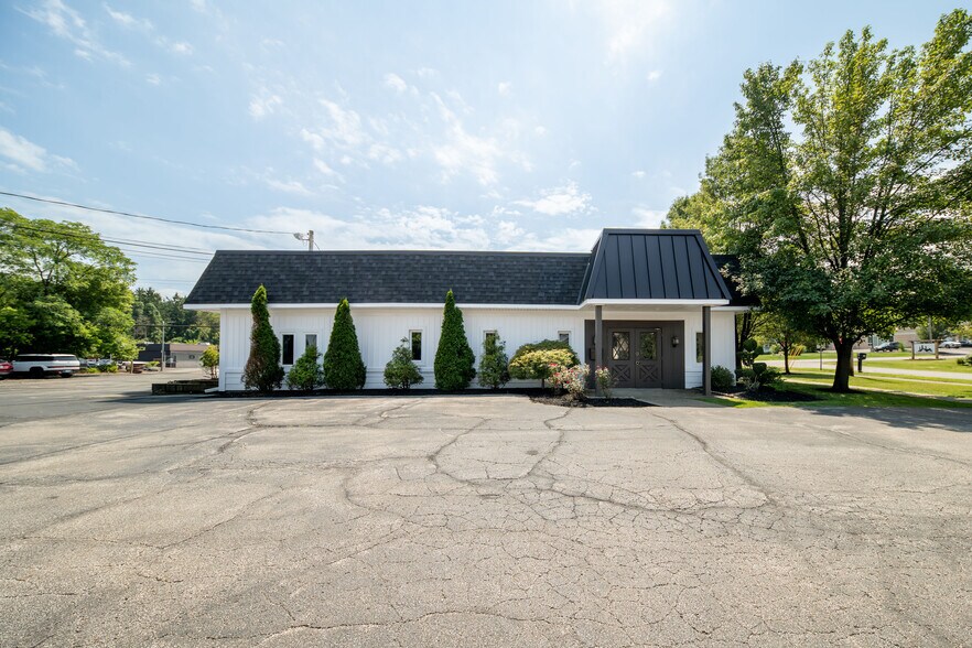 141 E Aurora Rd, Northfield, OH à vendre - Photo du bâtiment - Image 1 de 1