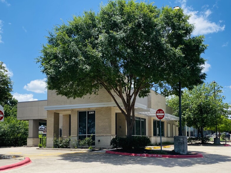 2301 E Riverside Dr, Austin, TX for lease - Building Photo - Image 1 of 4